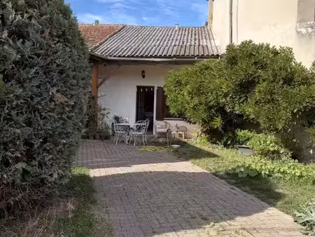 maison village f2 45 m² + abris voiture + jardinet + terrasse + stockage