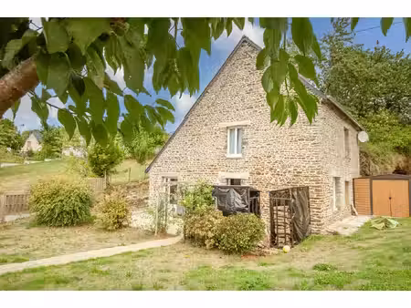 mayenne  gorron  la dorée : jolie maison individuelle en pierre de 3 chambres avec jardin 