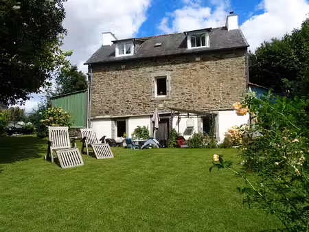 finistère. belle maison individuelle en pierre de 3 chambres avec jardin clos à poullaouen