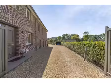 ruime karakterwoning met 6 kamers  3 badkamers en tuin
