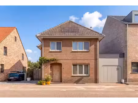 prachtig gerenoveerde woning met 3 slaapkamers  omheinde tuin en garage  op een rustige do