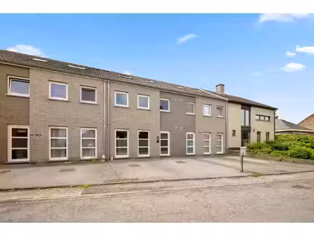 instapklare rijwoning uit 2009 met 3 slpks  zonnig terras  tuin en 2 autostaanplaatsen