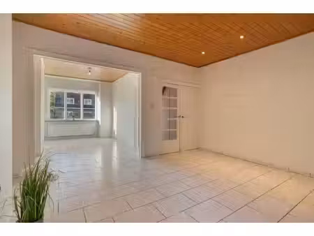 verzorgde woning met diepe tuin  carport en uitweg achteraan!