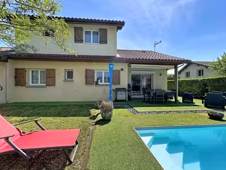 maison de 137 m² avec 5 chambres sur terrain 1022 m² avec piscine
