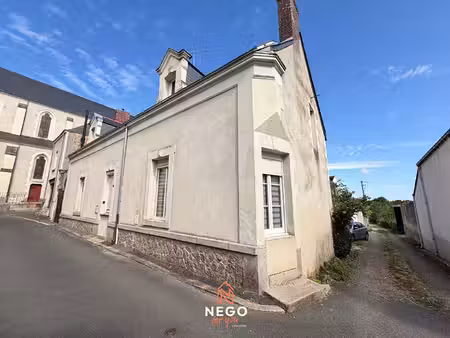 à rénover selon vos envies : maison avec cour et dépendance en plein bourg de bécon-les-gr