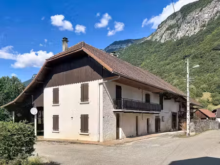 - méry - corps de ferme 122 m2 habitables + 250 m2 de dépendances secteur ua