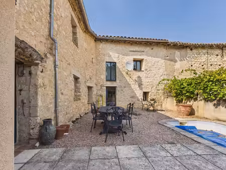 maison en pierre rénovée avec 4 chambres et 4 salles d'eau dans le « triangle d'or » de ga