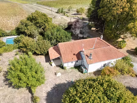 charmante maison de plain-pied avec grange et piscine