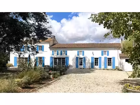 belle maison charentaise de caractère de 3/4 chambres avec nombreuses dépendances