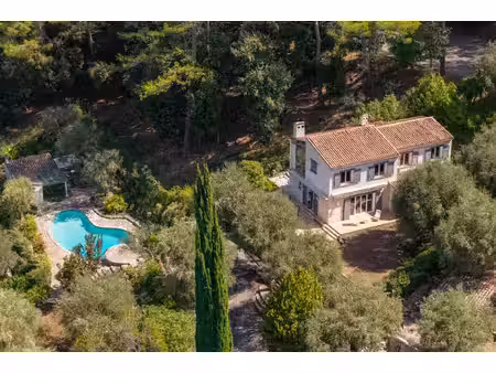 villa avec piscine et pool house dans un environnement calme et bucolique