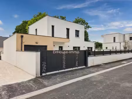 maison contemporaine toit terrasse végétalisé de 145 m² parcelle 582 m² piscine normes re2