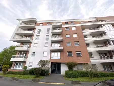t2 au dernier étage d'une copropriété trés bien entretenue et sécurisée  balcon et parking