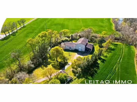 corps de ferme avec jardin et piscine réalmont (81)