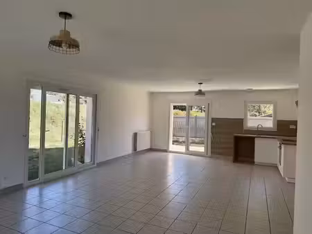 location maison 4 pièces 86.4 m² à saint-laurent-sur-sèvre (85290)  950 €