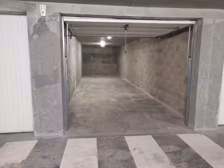 un garage à louer dans le quartier des romains - annecy cent