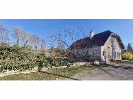 à louer   maison 6 pièces avec extérieur  stationnement et piscine   courchapon