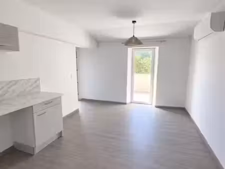 location appartement 1 pièce 32 m² à gréoux-les-bains (04800)