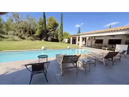 maison contemporaine de plain pied avec parc et oliveraie de 3500 m2