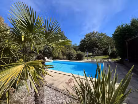 propriété de plus de 3 8 ha avec une maison principale d'environ 240 m2 et sa piscine.