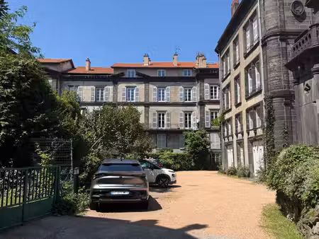 plateau central t2 de 43 m2 avec vue sur les toits de clermont