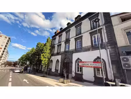 appartement atypique en rez-de-chaussée avec mezzanine / 69 85 m² / charme potentiel
