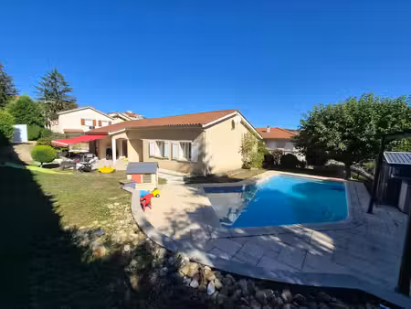 maison individuelle de plain-pied avec piscine  terrain autour – centre de roche-la-molièr