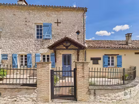 maison en pierre de caractère comprenant 3 chambres  avec jardin à proximité de duras
