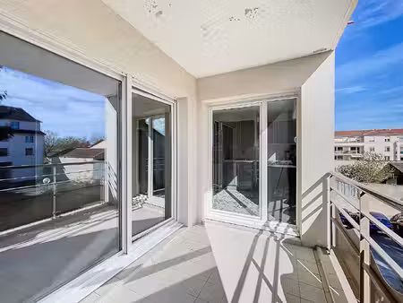 appartement 2 chambres  résidence sécurisée avec un stationnement  une cave