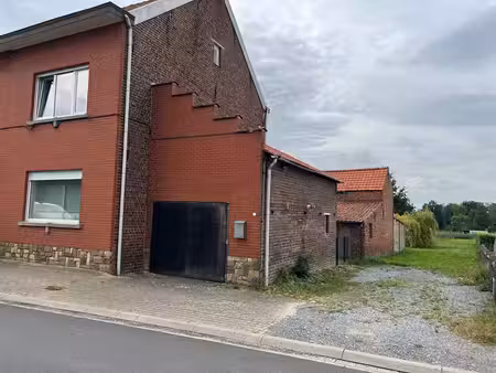 une maison jumelée idéalement située dans un cadre calme.