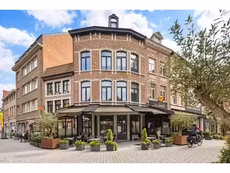 karaktervol handelshuis met restaurant en ruime woonst op...