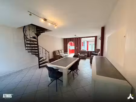 belle maison mitoyenne situé proche de toute commodité :