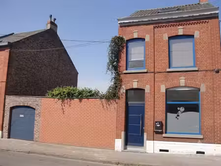 charmante maison en 3 façades avec passage latéral et garage