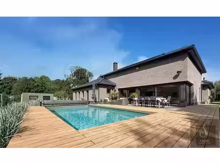 villa d'exception de plain-pied avec piscine et espace profe