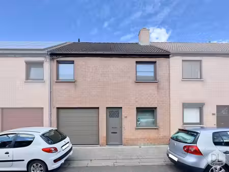jolie maison 4 chambres avec grand jardin et garage à hersea