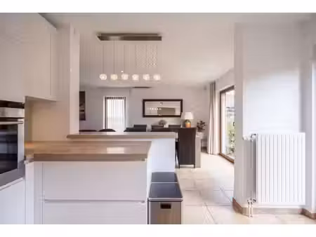 lumière  confort  finitions impeccables  4 chambres!