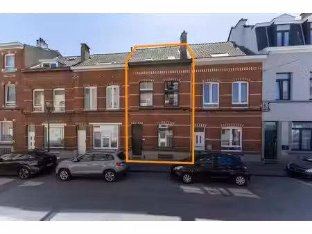 maison à rénover avec 4 ch. à coucher et cour