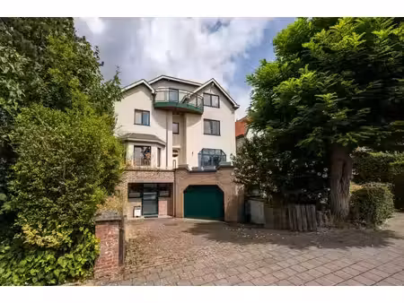 spacieuse maison (8ch/3sdb) à proximité du métro vandervelde