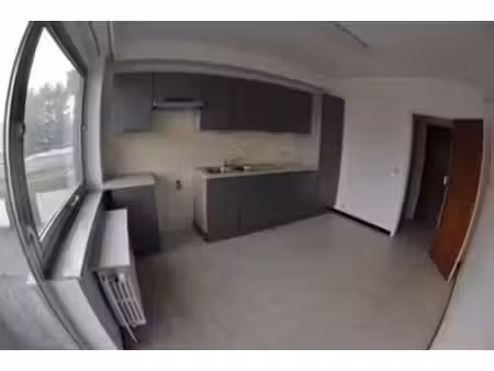 grand rez de chaussée une chambre très clair avec terrasse