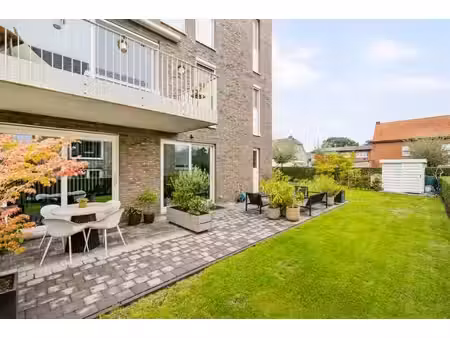 appartement au rez-de-chaussée avec jardin et parking.