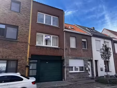 centraal gelegen op te knappen woonhuis met inpandige gar...