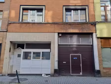 bureaux + entrepôt/dépôt offrant une surface total de 800 m²