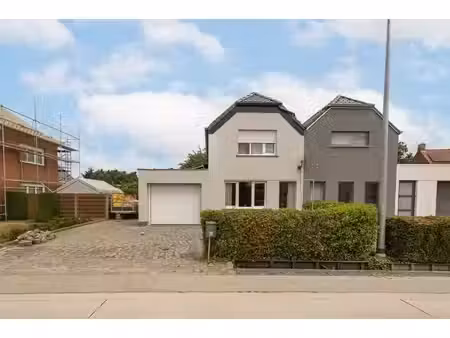 maison trois façades avec jardin