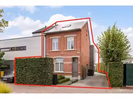 halfopen woning op toplocatie met zwemvijver en garage.