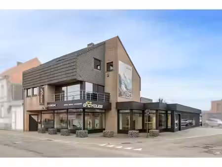 commerce semi-mitoyen avec duplex rénové