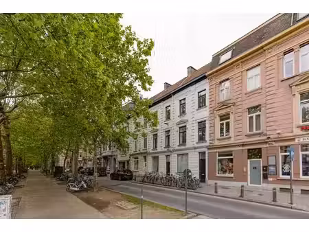 maison bourgeoise avec façade de caractère près de la place