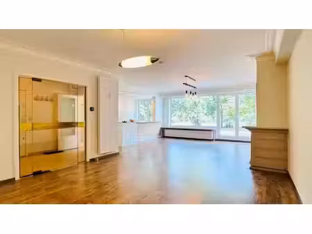 centraal gelegen gerenoveerd 3-slaapkamerappartement met ...