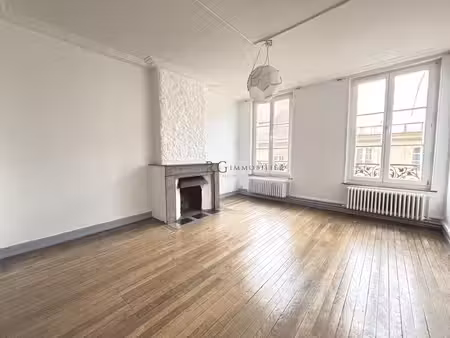 metz hyper centre – appartement de caractère au coeur de la v