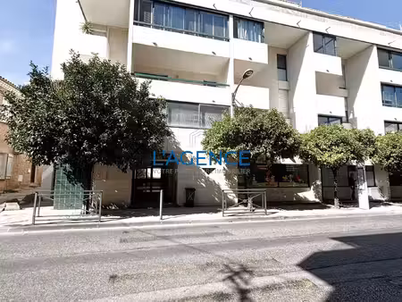 local commercial en rez de chausse de 49 m2 avec grande vit