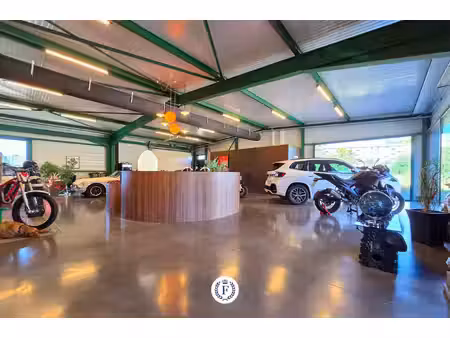 local commercial récent (2023) de 180 m2 grand parking
