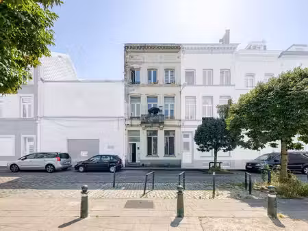 une maison d’habitation avec dépendances et jardin